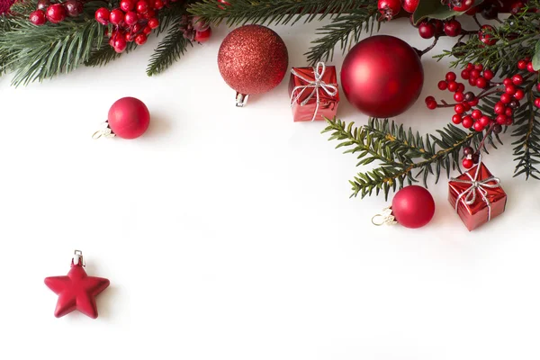 Bir yıldız, topları ve hediyeler Noel kartı
