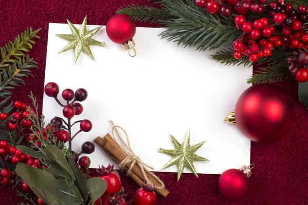 Tarjeta de Navidad con una estrella, bolas y regalos — Foto de Stock