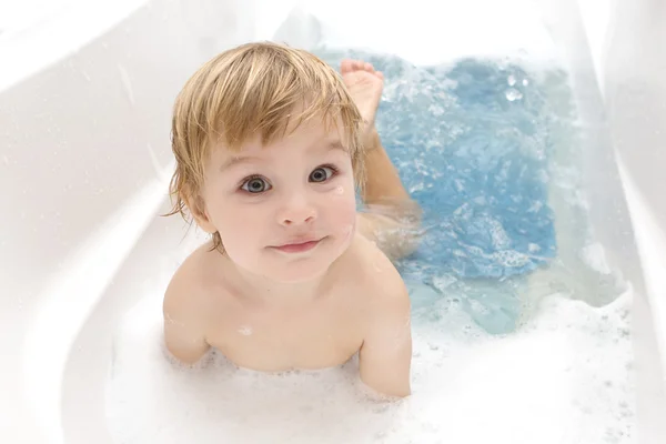 çocuğun banyoda hidromasajlı küvet.