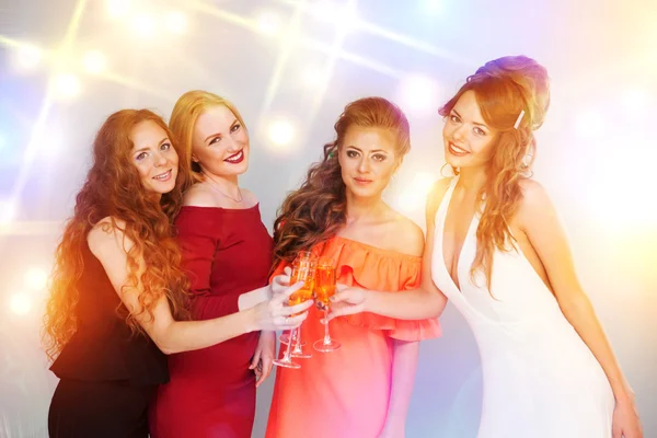 Chicas alegres tintineando copas de champán en la fiesta — Foto de Stock