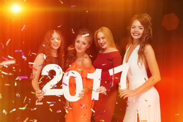 Hermosas mujeres jóvenes que se divierten en la fiesta de fin de año, la celebración de los números de cartón 2017 — Foto de Stock