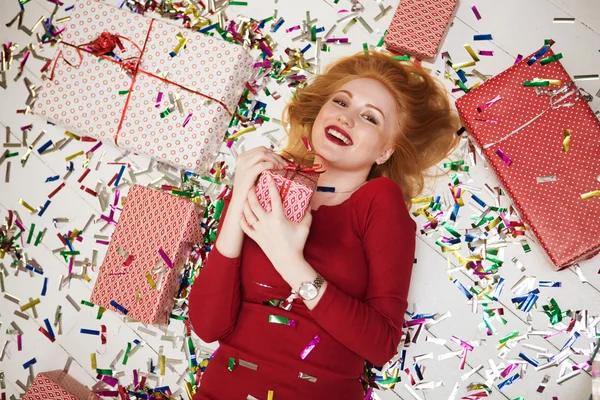 Mujer alegre con caja de regalo en las manos . — Foto de Stock