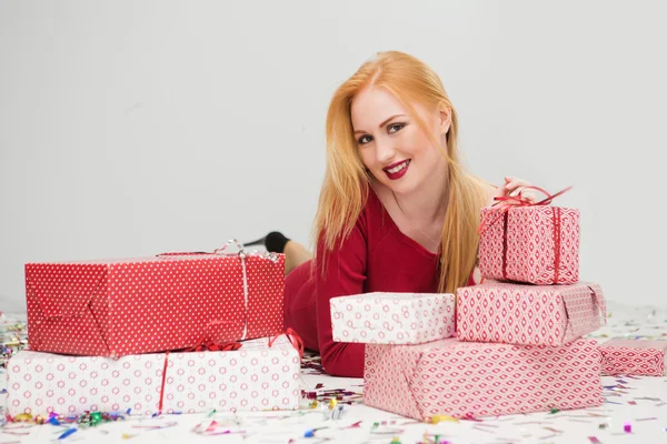 Mujer alegre mujer con caja de regalo . — Foto de Stock