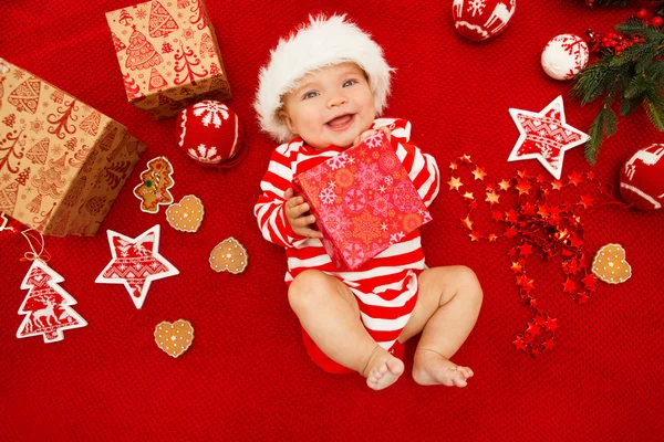 Bebek ilk Noel. Güzel küçük bebek Noel kutluyor. Yılbaşı tatil. Bebek hediye ile santa şapka ile. Noel baba bebek.