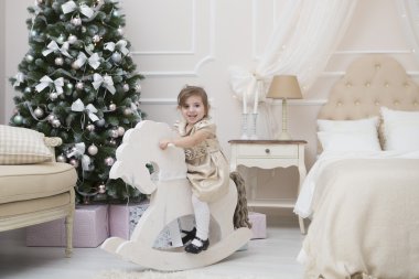 Noel ve Yeni Yıl dekore edilmiş iç mekan hediyeler ve yeni yıl ağacı