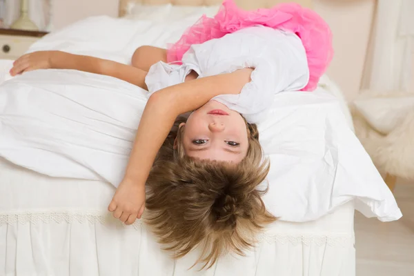 Retrato de linda chica acostada en la cama —  Fotos de Stock