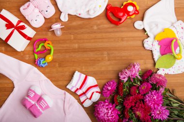 ahşap arka plan üzerinde yeni doğan bebek giysileri