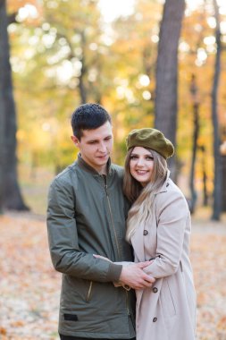 Sonbahar parkında genç bir çift.