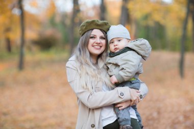 Genç anne ve oğlu parkta..