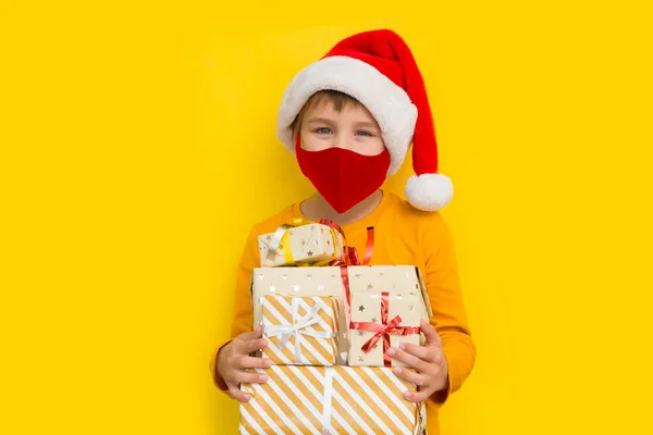 一个戴着面具戴着包裹礼物的可爱小男孩的肖像 圣诞概念 — 图库照片