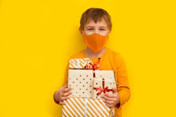 Porträt Eines Niedlichen Kleinen Jungen Maske Mit Verpackten Geschenken Weihnachtskonzept — Stockfoto