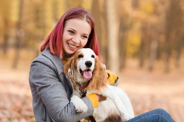 公園で犬を飼っている若い女性が — ストック写真