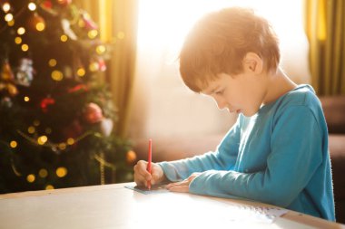 Sevimli küçük çocuk Noel Baba 'ya mektup yazıyor..