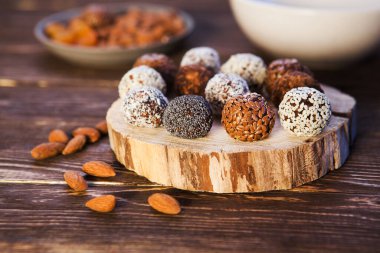 Tahta masadaki sağlıklı tatlılar.