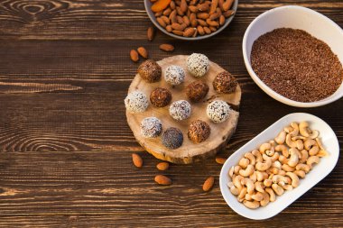 Tahta masadaki sağlıklı tatlılar.