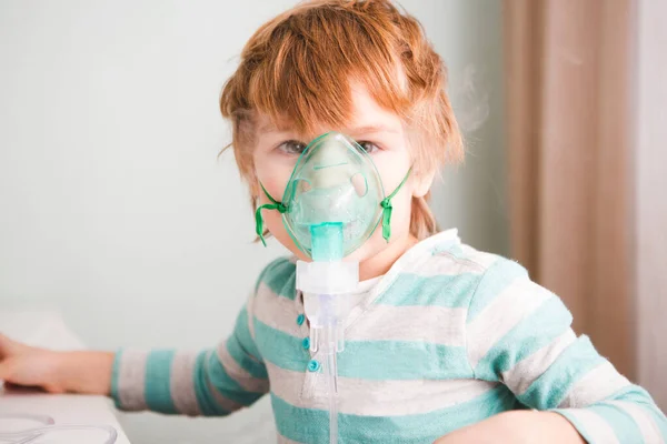 Niedlicher Kleiner Junge Mit Einer Inhalationsmaske — Stockfoto