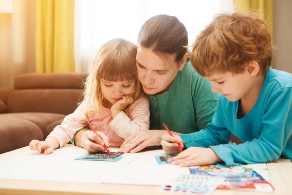 Lycklig Familj Med Fyra Teckningar Tillsammans — Stockfoto