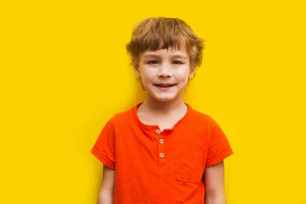 Porträt Eines Niedlichen Kleinen Jungen Auf Gelbem Hintergrund — Stockfoto