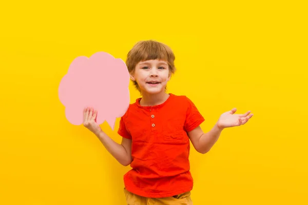 Kleiner Junge Hält Eine Papierwolke — Stockfoto