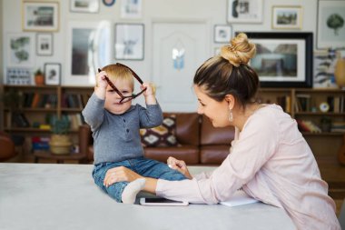 Genç anne ve oğlu birlikte oynuyorlar..
