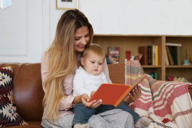 Genç anne ve oğlu birlikte oynuyorlar..