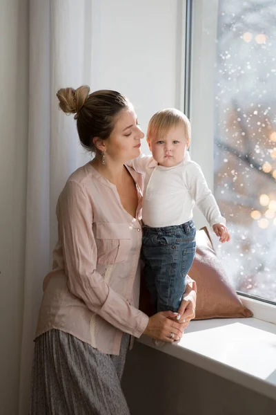 Feliz Jovem Mãe Com Sua Filha Casa — Fotografia de Stock