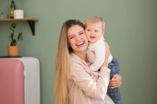Feliz Jovem Mãe Com Sua Filha Casa — Fotografia de Stock