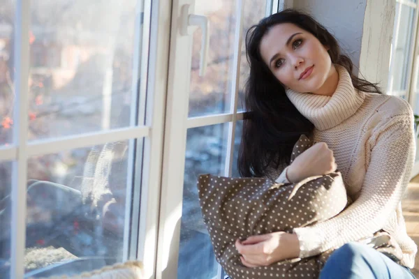 Romántica Morena Mujer Suéter Jeans Sentado Alféizar Ventana Cerca Ventana — Foto de Stock