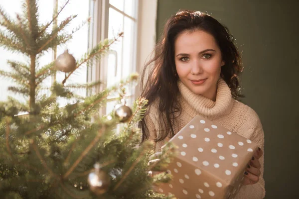 Noel Ağacının Yanında Hediye Kutularıyla Esmer Bir Kadın Yeni Yıl — Stok fotoğraf