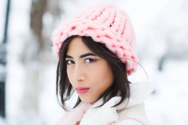 Hermosa Mujer Morena Ropa Abrigo Sombrero Rosa Posando Calle Invierno —  Fotos de Stock