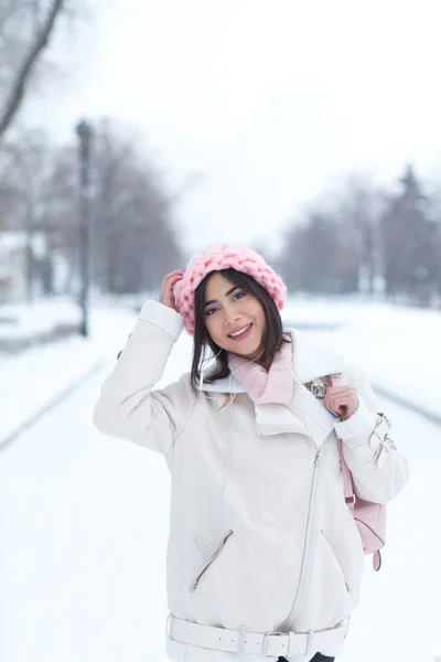 Hermosa Mujer Morena Ropa Abrigo Sombrero Rosa Con Mochila Posando — Foto de Stock