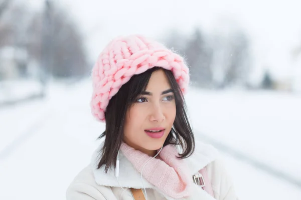 Hermosa Mujer Morena Ropa Abrigo Sombrero Rosa Posando Calle Invierno —  Fotos de Stock