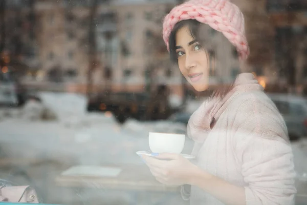 Ver Través Ventana Cristal Hermosa Mujer Morena Con Taza Café — Foto de Stock