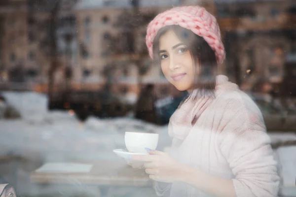 Ver Través Ventana Cristal Hermosa Mujer Morena Con Taza Café — Foto de Stock