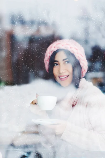 Ver Través Ventana Cristal Hermosa Mujer Morena Con Taza Café —  Fotos de Stock