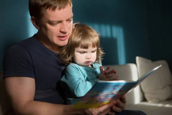 Padre Con Hija Leyendo Libro Mientras Está Sentado Sofá Apartamento — Foto de Stock
