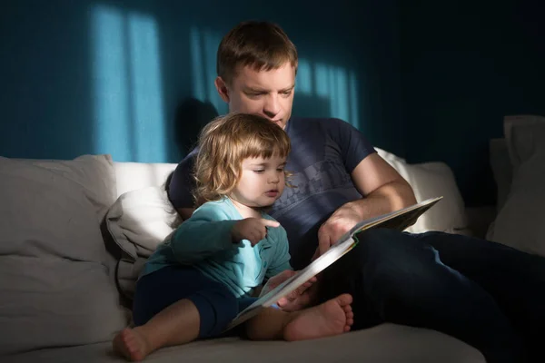 Father Daughter Reading Book While Sitting Sofa Apartment — Stock Photo, Image