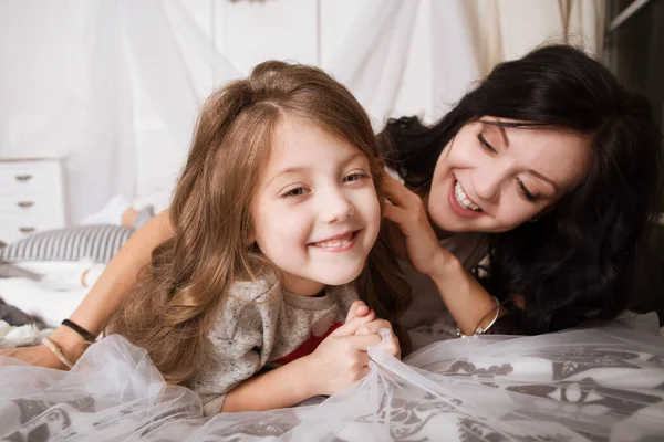Beautiful Brunette Mother Little Daughter Hugging Bed Family Time Concept — Stock Photo, Image