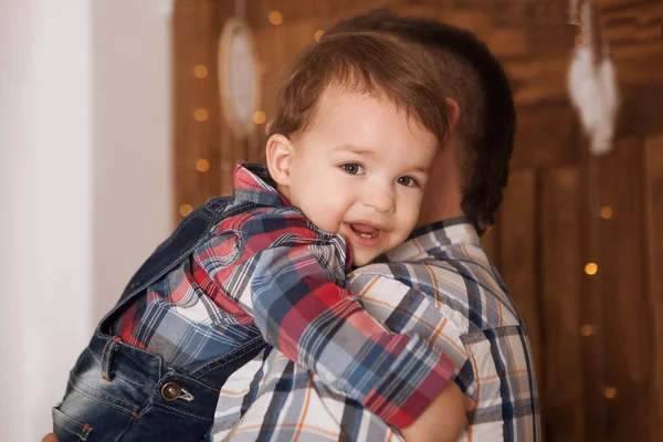 Padre Abrazando Pequeño Hijo Las Manos Casa — Foto de Stock