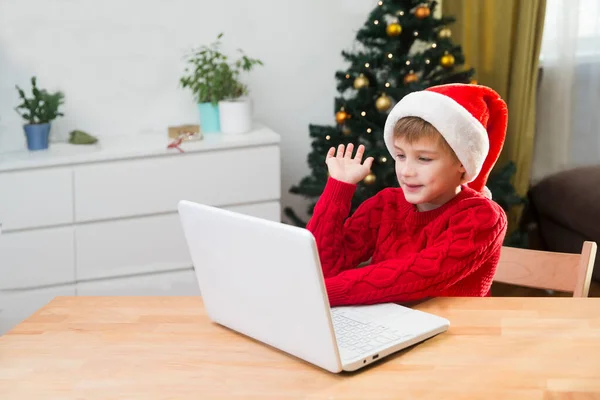 Szczęśliwe Dziecko Patrząc Laptopa Machając Ręką Wideo Dzwoniąc Przyjaciele Lub — Zdjęcie stockowe