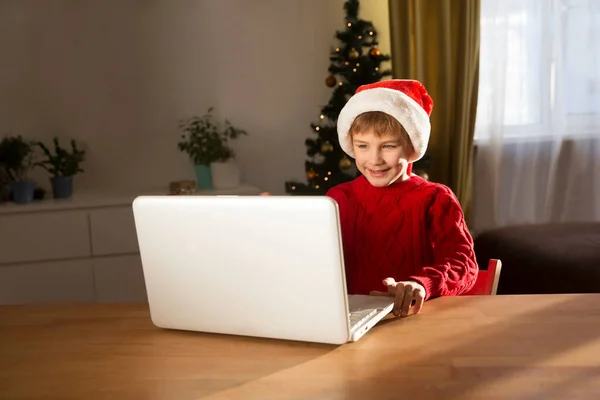 Szczęśliwe Dziecko Patrząc Laptopa Machając Ręką Wideo Dzwoniąc Przyjaciele Lub — Zdjęcie stockowe