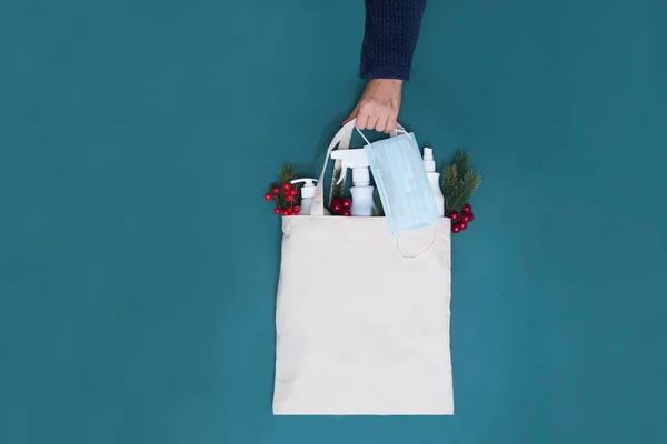 Main Féminine Tient Sac Coton Avec Branches Pin Produits Hygiène — Photo