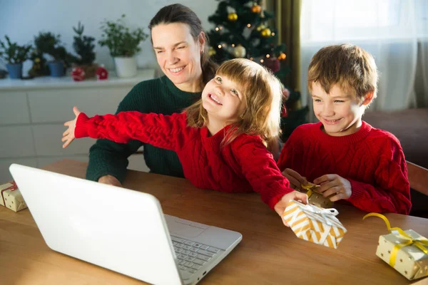 Famiglia Mamma Due Bambini Con Regalo Natale Utilizzando Computer Portatile — Foto Stock