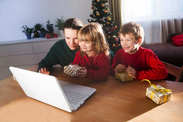 Famiglia Mamma Due Bambini Con Regalo Natale Utilizzando Computer Portatile — Foto Stock