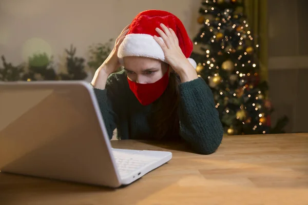 Mulher Triste Chapéu Papai Noel Usando Máscara Facial Médica Usando — Fotografia de Stock