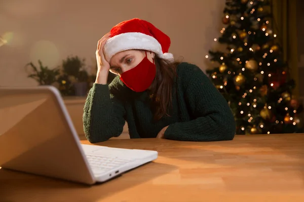 Mulher Triste Chapéu Papai Noel Usando Máscara Facial Médica Usando — Fotografia de Stock