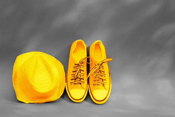 Yellow Shoes Straw Hat Grey Background Shadows Trees Copy Space — Stock Photo, Image