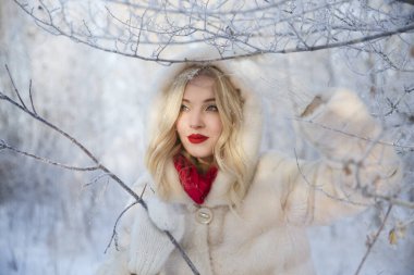 Kış yürüyüşü boyunca güzel genç bir kadın