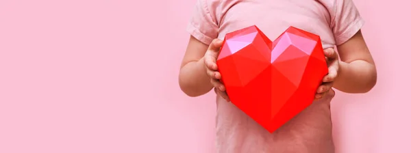 Barnet Håller Rött Hjärta Händerna Mot Rosa Bakgrund Mödrar Pappor — Stockfoto