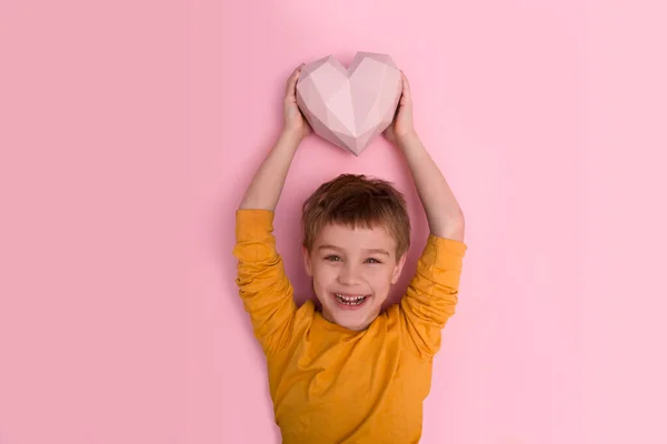 Niño Feliz Sostiene Corazón Contra Fondo Rosado Comcepto San Valentín —  Fotos de Stock